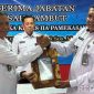 Caption: Kalapas Narkotika Pamekasan yang baru (Kusnan) berjabat tangan dengan Kalapas yang lama (Fathorrosi). 