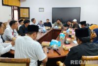 Caption: gabungan sejumlah aktivis saat audiensi dengan Komisi IV DPRD Sampang, (dok. regamedianews). 