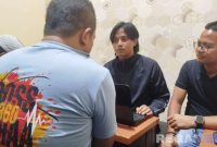 Caption: penyidik Satresnarkoba Polres Bangkalan menginterogasi dua tersangka kasus penyalahgunaan narkoba. 
