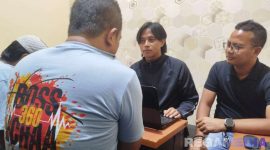 Caption: penyidik Satresnarkoba Polres Bangkalan menginterogasi dua tersangka kasus penyalahgunaan narkoba. 