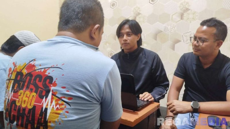 Caption: penyidik Satresnarkoba Polres Bangkalan menginterogasi dua tersangka kasus penyalahgunaan narkoba. 