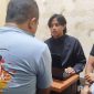 Caption: penyidik Satresnarkoba Polres Bangkalan menginterogasi dua tersangka kasus penyalahgunaan narkoba. 