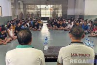 Caption: tampak seluruh narapidana Lapas Narkotika Kelas IIA Pamekasan menyimak arahan Kalapas yang baru. 