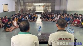 Caption: tampak seluruh narapidana Lapas Narkotika Kelas IIA Pamekasan menyimak arahan Kalapas yang baru. 