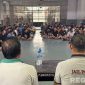 Caption: tampak seluruh narapidana Lapas Narkotika Kelas IIA Pamekasan menyimak arahan Kalapas yang baru. 