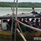 Caption: personel gabungan dari Tim SAR bersama warga tengah melakukan pencarian korban di Sungai Marparan, (dok. regamedianews). 