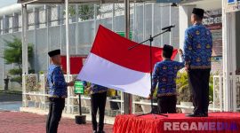 Caption: berlangsungnya upacara Harkitnas ke-117 di halaman kantor Lapas Narkotika Kelas II Pamekasan. 