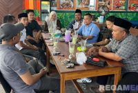 Caption: Pengurus MKKS SMA Swasta Kabupaten Sampang saat bersama Pengurus SMSI, (dok. regamedianews). 