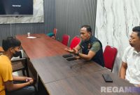 Caption: Kasat Reskrim Polres Bangkalan interogasi langsung satu komplotan pelaku curanmor yang berhasil ditangkap, (dok. regamedianews). 
