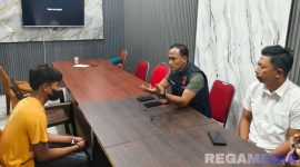 Caption: Kasat Reskrim Polres Bangkalan interogasi langsung satu komplotan pelaku curanmor yang berhasil ditangkap, (dok. regamedianews). 