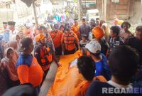 Caption: jenazah Dhurotus Soleha (22) korban hilang di Sungai Marparan setelah berhasil dievakuasi ke rumah warga sekitar. 