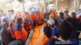Caption: jenazah Dhurotus Soleha (22) korban hilang di Sungai Marparan setelah berhasil dievakuasi ke rumah warga sekitar. 