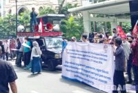 Caption: Ikatan Mahasiswa Sampang Jabodetabek saat aksi demo didepan kantor Petronas, (dok. regamedianews). 