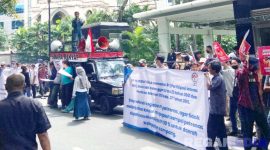 Caption: Ikatan Mahasiswa Sampang Jabodetabek saat aksi demo didepan kantor Petronas, (dok. regamedianews). 