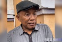 Caption: Ketua LSM PAKIS, Abdurrahman Tahir, usai memenuhi panggilan Kejari Bangkalan, (dok. regamedianews). 