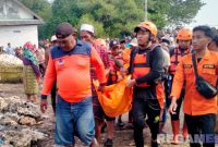 Caption: Tim BPBD Kabupaten Sampang saat mengevakuasi jasad korban tenggelam di Sungai Marparan Sreseh. 