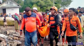 Caption: Tim BPBD Kabupaten Sampang saat mengevakuasi jasad korban tenggelam di Sungai Marparan Sreseh. 