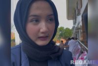 Caption: Risqita Nuria Fawash mahasiswi UTM diwawancara awak media usai aksi solidaritas di depan PN Bangkalan, (dok. regamedianews). 