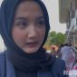 Caption: Risqita Nuria Fawash mahasiswi UTM diwawancara awak media usai aksi solidaritas di depan PN Bangkalan, (dok. regamedianews). 