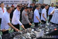 Caption: pemusnahan barang bukti Hp hasil sitaan dari 39 Lapas dan Rutan di wilayah Jawa Timur selama tahun 2025.