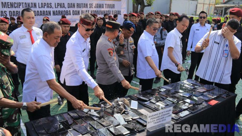 Caption: pemusnahan barang bukti Hp hasil sitaan dari 39 Lapas dan Rutan di wilayah Jawa Timur selama tahun 2025.