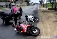 Caption: potongan video viral di media sosial group whatsapp, dua pemotor terjatuh saat melintasi jalan raya Banjar Talelah - Camplong, (dok. regamedianews). 
