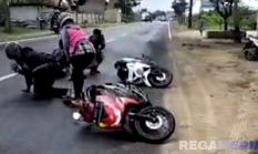 Viral, Dua Pemotor Jatuh Saat Melintasi Sampang