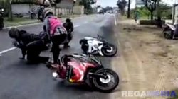 Viral, Dua Pemotor Jatuh Saat Melintasi Sampang