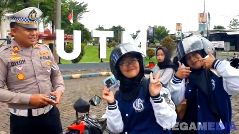 Caption: senyum sumringah mahasiswa Universitas Trunojoyo Madura (UTM) setelah diberi kunci ganda cegah curanmor oleh Polantas Bangkalan. 