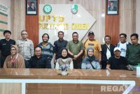 Caption: Kepala Puskesmas Omben dan staf pose bersama awak media yang tergabung dalam komunitas Jurnalis Omben, (dok. regamedianews). 