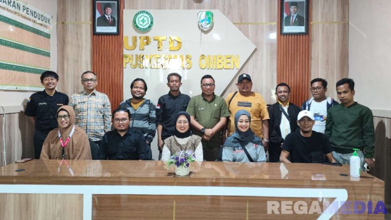 Caption: Kepala Puskesmas Omben dan staf pose bersama awak media yang tergabung dalam komunitas Jurnalis Omben, (dok. regamedianews). 