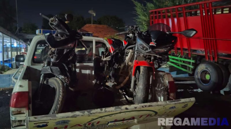 Caption: dua sepeda motor Beat dan CBR yang terlibat kecelakaan dievakuasi ke Mako Satlantas Polres Sampang. 