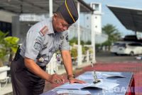 Caption: Kalapas Narkotika Pamekasan (Kusnan) tanda tangani komitmen bersama wujudkan Lapas bersih dari narkoba dan telepon ilegal. 
