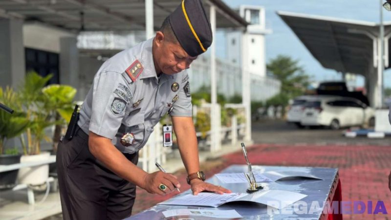 Caption: Kalapas Narkotika Pamekasan (Kusnan) tanda tangani komitmen bersama wujudkan Lapas bersih dari narkoba dan telepon ilegal. 