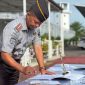 Caption: Kalapas Narkotika Pamekasan (Kusnan) tanda tangani komitmen bersama wujudkan Lapas bersih dari narkoba dan telepon ilegal. 