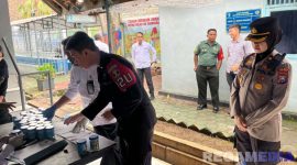 Caption: Waka Polres Sampang (Kompol Hosna) meninjau langsung test urine pegawai Rutan Kelas IIB Sampang. 