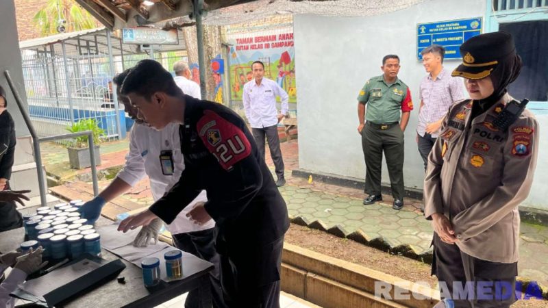 Caption: Waka Polres Sampang (Kompol Hosna) meninjau langsung test urine pegawai Rutan Kelas IIB Sampang. 