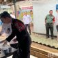 Caption: Waka Polres Sampang (Kompol Hosna) meninjau langsung test urine pegawai Rutan Kelas IIB Sampang. 