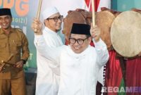 Caption: Menko PMK RI (Muhaimin Iskandar) saat meresmikan pembukaan Dapur BGN di Ponpes Syaikhona Mohammad Kholil Bangkalan. 