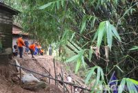 Caption: Tim BPBD Sampang saat meninjau ke lokasi rawan bencana longsor di Kecamatan Karang Penang. 