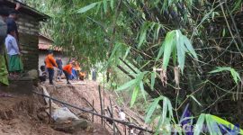 Caption: Tim BPBD Sampang saat meninjau ke lokasi rawan bencana longsor di Kecamatan Karang Penang. 