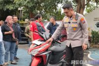 Caption: Kapolres Bangkalan AKBP Hendro Sukmono tunjukkan sapeda motor mahasiswi asal Banyuwangi yang berhasil ditemukan, (dok. regamedianews). 