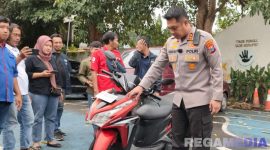 Caption: Kapolres Bangkalan AKBP Hendro Sukmono tunjukkan sapeda motor mahasiswi asal Banyuwangi yang berhasil ditemukan, (dok. regamedianews). 