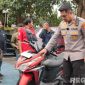 Caption: Kapolres Bangkalan AKBP Hendro Sukmono tunjukkan sapeda motor mahasiswi asal Banyuwangi yang berhasil ditemukan, (dok. regamedianews). 