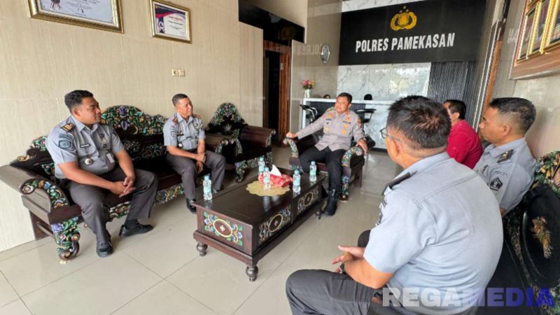 Caption: Kalapas Narkotika Kelas IIA Pamekasan bersama pejabat strukturalnya saat kunjungan kerja ke Polres Pamekasan. 
