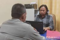 Caption: Aipda (S) anggota Polsek Sreseh, saat diinterogasi penyidik Unit Provos Polres Sampang, (dok. Humas Polri). 