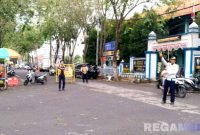 Caption: petugas Dishub Sampang uji coba pemberlakuan jalur satu arah di kawasan Alun-Alun Trunojoyo, (dok. regamedianews). 
