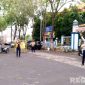Caption: petugas Dishub Sampang uji coba pemberlakuan jalur satu arah di kawasan Alun-Alun Trunojoyo, (dok. regamedianews). 