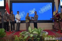 Caption: Sekretaris Direktorat Jenderal Pendidikan Tinggi Kemendikti Saintek RI (Prof. Dr. Ir. Aisyah Endah) pose bersama Rektor Universitas Trunojoyo Madura (Prof. Dr. Safi'). 