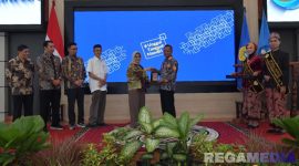 Caption: Sekretaris Direktorat Jenderal Pendidikan Tinggi Kemendikti Saintek RI (Prof. Dr. Ir. Aisyah Endah) pose bersama Rektor Universitas Trunojoyo Madura (Prof. Dr. Safi'). 